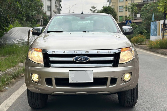 Ford Ranger là dòng xe có sức hút lớn nhất hiện nay, đặc biệt là phiên bản XLS. Ranger được đánh giá cao bởi không gian nội thất, thiết kế bắt mắt cùng trang bị tiện nghi đầy đủ. Sau nhiều năm sử dụng, xe vẫn vận hành mạnh mẽ, bền bỉ, khoẻ khoắn, ít hỏng vặt. Với 300 triệu, Ford Ranger 2013-2014 đáp ứng tầm giá đó.
