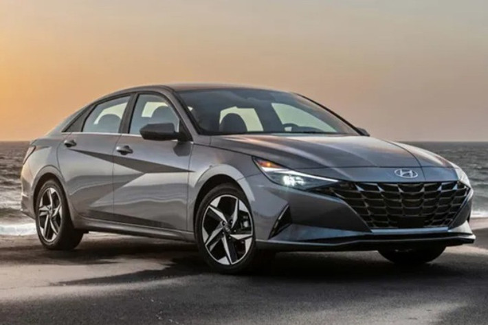 Hyundai Elantra Hybrid Blue: 4,36 lít/100 km ﻿Elantra Hybrid bản Blue nổi bật ở khả năng tiết kiệm nhiên liệu đường cao tốc chỉ 4,0 lít/100 km. Phiên bản này còn có ưu thế giá bán cạnh tranh và độ tin cậy cao, là lựa chọn lý tưởng cho người cần xe tiết kiệm nhưng vẫn thoải mái cho di chuyển hàng ngày.