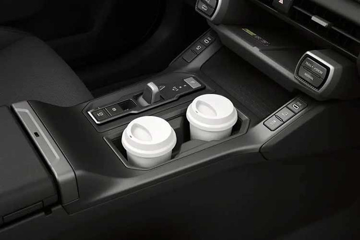 Suzuki hiện chưa công bố phạm vi hoạt động theo chuẩn WLTP của mẫu xe này. Trong khi đó, Toyota RAV4 PHEV bản châu Âu có thể chạy tới 100 km chỉ bằng điện nhờ pin dung lượng 22,7 kWh. Đáng chú ý, Across tăng tốc 0-100 km/h trong thời gian 6,1 giây, chậm hơn đôi chút so với con số 5,8 giây của Toyota RAV4 PHEV.