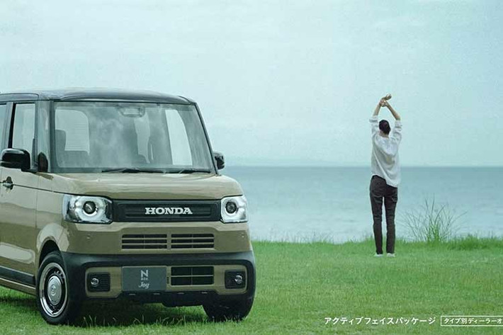 Bên cạnh đó là bảng đồng hồ với màn hình đa thông tin LCD 7 inch mới. Đây là hai trang bị dùng chung với những người anh em cùng thương hiệu như Honda N-Box, N-WGN và N-One. Có vẻ như hãng Honda muốn tiêu chuẩn hóa các trang bị của những mẫu xe kei car này nhằm cắt giảm chi phí.