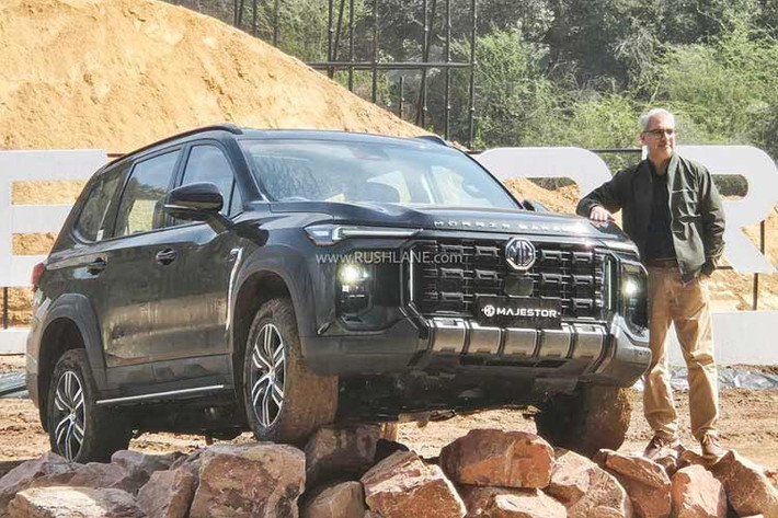 Xe có 4 màu để lựa chọn – Đen kim loại, Trắng ngọc trai, Xám bê tông và Xám tro kim loại. MG Majestor sẽ được cung cấp với ba phiên bản – Sharp 4X2, Savvy 4X2 và Savvy 4X4. Xe sẽ có cả cấu hình 6 chỗ và 7 chỗ.