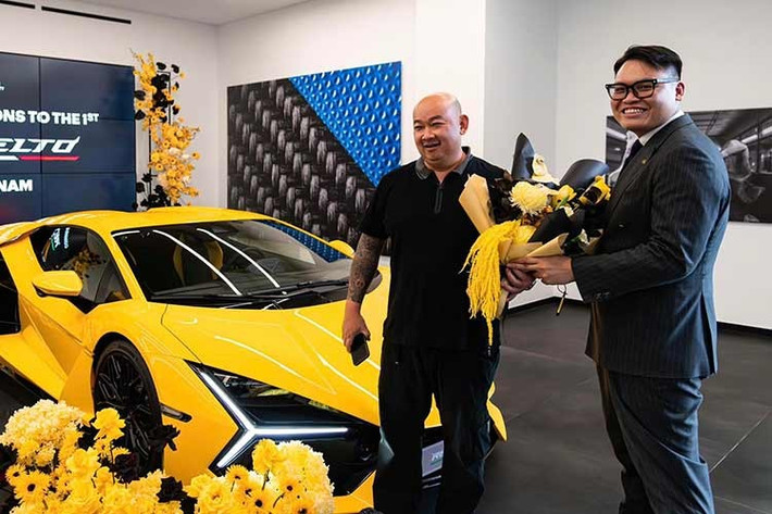 Tuy nhiên, mỗi chi tiết trên thân xe Revuelto giờ đây đều được tối ưu hóa cho mục đích khí động học. Thậm chí, ngay cả tay nắm cửa cũng được tạo hình chữ Y khéo léo để dẫn luồng khí từ mui xe trực tiếp vào hệ thống tản nhiệt phía sau.