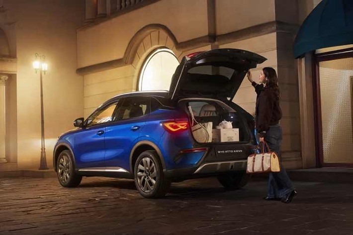 Đặc biệt hơn, Atto 3 Evo bây giờ có thêm phiên bản AWD với nhiều thông số gây bất ngờ. Công suất tối đa 443 mã lực, mô-men xoắn 580Nm, khả năng tăng tốc 0–100 km/h là 3,9 giây và tầm hoạt động 510 km (CLTC).