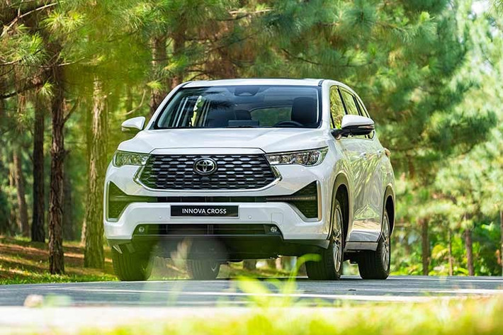 Toyota Việt Nam đã giảm giá niêm yết cho hàng loạt mẫu xe hybrid ở Việt Nam, bao gồm Alphard, Camry, Corolla Cross và Yaris Cross. Đến nay, tới lượt Toyota Innova Cross Hybrid được giảm giá niêm yết. Theo đó, Toyota Innova Cross Hybrid có giá bán mới chỉ 960 triệu đồng, giảm 45 triệu đồng so với trước. Nếu chọn màu trắng ngọc trai, khách hàng Việt vẫn cần trả thêm số tiền 8 triệu đồng.