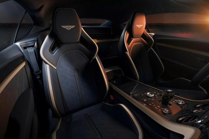 GT Supersports được cắt giảm triệt để về trọng lượng: bỏ hàng ghế sau, loại bỏ nhiều lớp cách âm, tối giản các hệ thống hỗ trợ lái và sử dụng nóc sợi carbon. Những thay đổi này đưa khối lượng xe xuống dưới 2 tấn - mức chưa từng xuất hiện trong gần một thế kỷ, đồng thời mang lại tỷ lệ phân bổ trọng lượng lý tưởng hơn cho cả đường đua và đường phố.