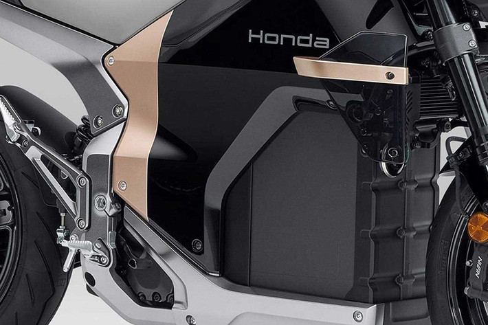 Và khi dùng sạc gia đình “wall box” 6kVA, toàn bộ pin trên Honda WN7 2026 tăng từ 0-100% có thể đầy trong chưa đến 3 giờ (theo tiêu chuẩn đo đạc của Honda công bố).