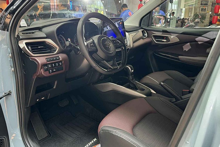 Khoang lái của Fronx mang phong cách hiện đại với vật liệu mềm ở các vị trí chạm tay, phối hai tông màu Đen – Đỏ Burgundy. Phiên bản cao cấp SGX Hybrid được trang bị vô-lăng bọc da, sạc không dây, màn hình hiển thị HUD, camera 360 độ và gói công nghệ hỗ trợ lái tiên tiến (ADAS).