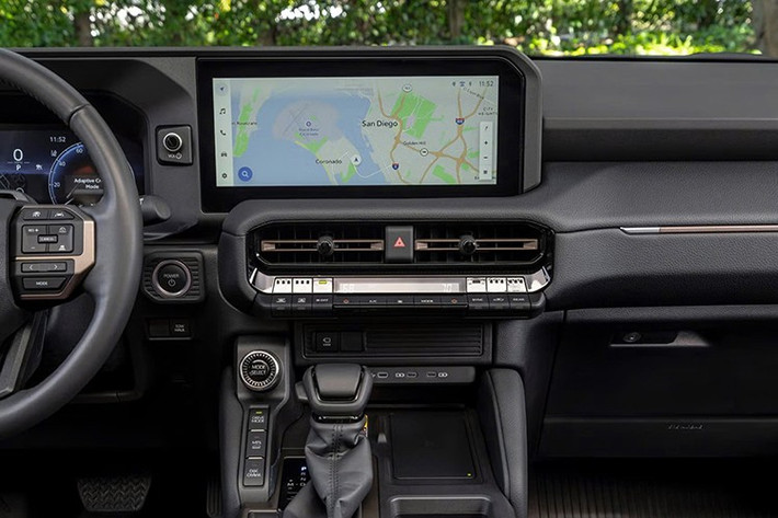 Toyota cung cấp loạt trang bị tùy chọn cho Land Cruiser 2026. Nổi bật nhất là gói Premium Package trị giá 4.600 USD, bổ sung hệ thống âm thanh JBL 14 loa, bậc cửa phát sáng...