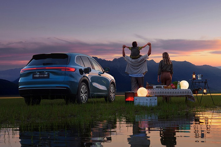 Về vận hành, xe sử dụng động cơ xăng 1.5L hút khí tự nhiên kết hợp hệ thống hybrid tích hợp dạng "11 trong 1", sức kéo được truyền tới cầu trước. Xe có thể tăng tốc 0-100 km/h trong 8,1 giây, trong khi mức tiêu thụ nhiên liệu công bố chỉ 2,4 lít/100 km. Với bộ pin 18,4 kWh, xe có thể chạy thuần điện tối đa 83 km, trong khi phạm vi hoạt động có thể đạt tới 943 km khi kết hợp cả động cơ xăng và mô-tơ điện.