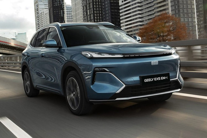 Ngoài khả năng sạc nhanh DC, EX5 EM-i còn hỗ trợ sạc ngược V2L và thậm chí cấp điện cho xe khác thông qua V2V. Nhiều khả năng khi gia nhập Việt Nam, mẫu PHEV đầu tiên của Geely sẽ được định vị quanh mốc 850 triệu đồng, tạo sức ép đáng kể với Jaecoo J7 PHEV (giá 879 triệu đồng) và BYD Sealion 6 (từ 799 - 899 triệu đồng).