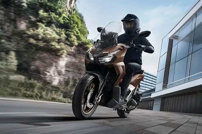 Honda chính thức ra mắt ADV lần đầu vào năm 2019 với khối động cơ 150cc và tên gọi là "ADV 150". Đến năm 2022, Honda đã nâng cấp động cơ mới và đặt tên "ADV 160" và đến nay mới có bản nâng cấp mới. Hiện mẫu xe này đã được nhập khẩu tư nhân về Việt Nam với giá bán gần 90 triệu đồng.