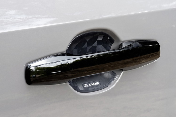 Điểm đáng chú ý là toàn bộ hệ truyền động trên RAV4 Adventure vẫn được giữ nguyên. Xe tiếp tục sử dụng động cơ hybrid 2.5L sản sinh công suất 237 mã lực, kết hợp với hệ dẫn động bốn bánh toàn thời gian E-Four tích hợp các chế độ Trail và Snow. Sự ổn định, tiết kiệm và tin cậy vốn có của hệ thống hybrid Toyota vẫn là điểm tựa vững chắc cho phiên bản độ này.