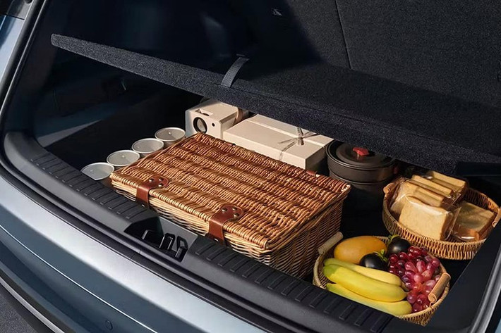 Tất cả các phiên bản đều được trang bị 6 túi khí cùng gói hỗ trợ lái nâng cao ADAS, bao gồm kiểm soát hành trình thích ứng có chức năng dừng - chạy, phanh khẩn cấp tự động, hỗ trợ giữ làn và nhận diện biển báo giao thông. Riêng bản Max được bổ sung thêm các tính năng an toàn chủ động như cảnh báo điểm mù, cảnh báo phương tiện cắt ngang phía sau, cảnh báo xe tiếp cận khi mở cửa và hệ thống camera toàn cảnh 360 độ với chế độ quan sát "xuyên gầm".