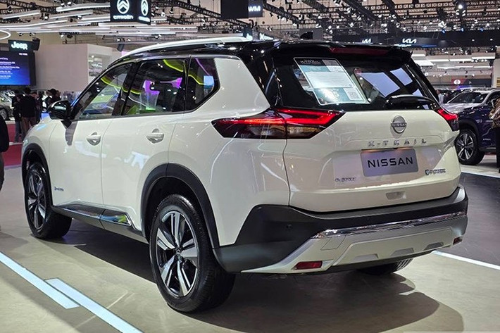 Ngoài ra, mẫu xe SUV Nissan X-Trail e-POWER e-4ORCE 2026 thế hệ mới này còn được trang bị hệ thống kiểm soát địa hình với các chế độ vận hành gồm Off-road, Snow, ECO, Standard và Sport.