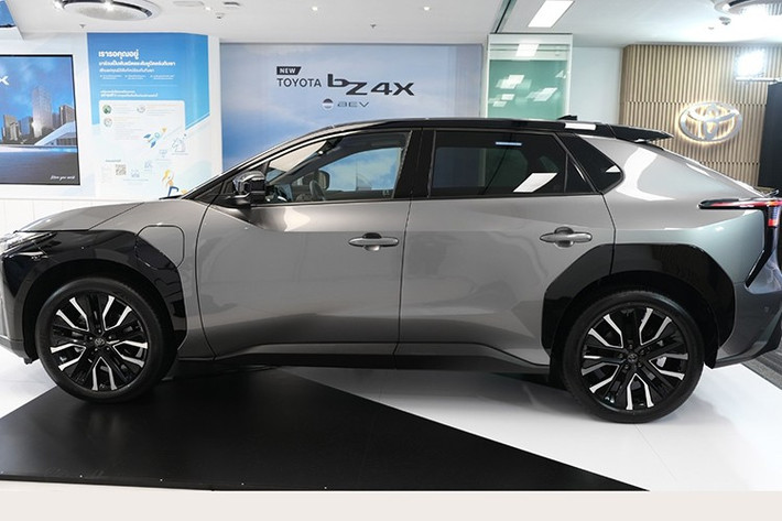 Về ngoại thất, Toyota đã loại bỏ chi tiết ốp nhựa đen ở vòm bánh xe và thay thế bằng các panel đồng màu thân, giúp diện mạo bớt hầm hố và thanh lịch hơn. Thiết kế mới mang hơi hướng gần gũi với phong cách của RAV4 2026, tạo nên sự đồng bộ trong dải sản phẩm.