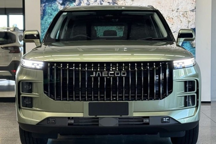 Chưa hết, Jaecoo J7 AWD Individual còn sở hữu khoảng sáng gầm 186 mm, góc tới 21 độ, góc thoát 29 độ và khả năng lội nước 600 mm. Theo Omoda &amp; Jaecoo Việt Nam, đây là những con số cao nhất phân khúc SUV cỡ C.