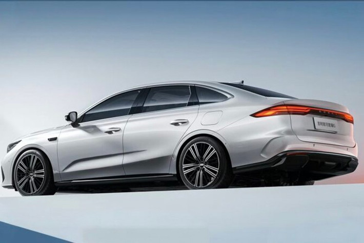 Thuộc phân khúc sedan PHEV cỡ trung, Galaxy Starshine 6 sẽ cạnh tranh trực tiếp với những cái tên quen thuộc như BYD Qin Plus DM-i, Qin L DM, Seal 06 DM và Seal 07 DM, vốn là những chiếc sedan PHEV dẫn đầu doanh số tại Trung Quốc.