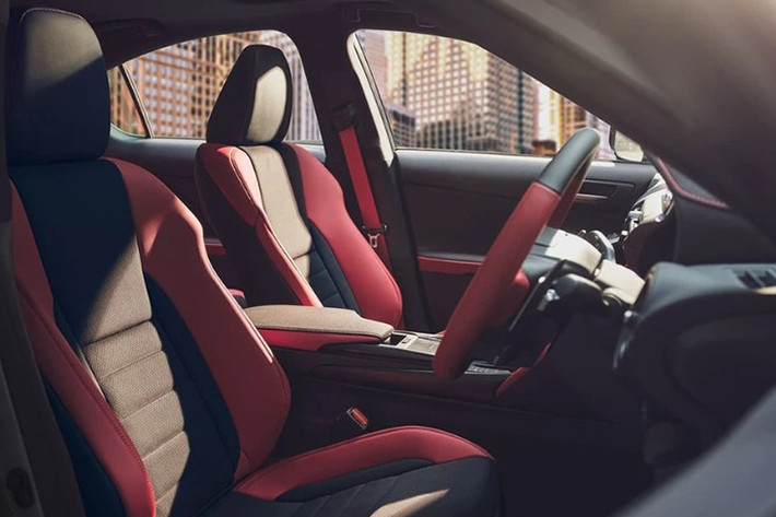 Dù được số hóa phần lớn, Lexus vẫn giữ lại đồng hồ dạng analogue với họa tiết mặt số độc quyền, như một cách gìn giữ giá trị truyền thống cho những khách hàng ưa hoài cổ.