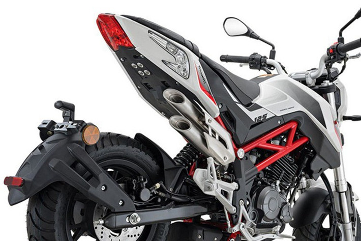 Xe vẫn sử dụng động cơ xy-lanh đơn dung tích 125cc, SOHC, 4 van, làm mát bằng dầu, cho công suất tối đa 8,2 kW tại 9.500 vòng/phút, mô-men xoắn cực đại 10 Nm tại 7.000 vòng/phút. Xe được trang bị hộp số tiêu chuẩn 5 cấp, ly hợp tay, truyền động cuối bằng xích.