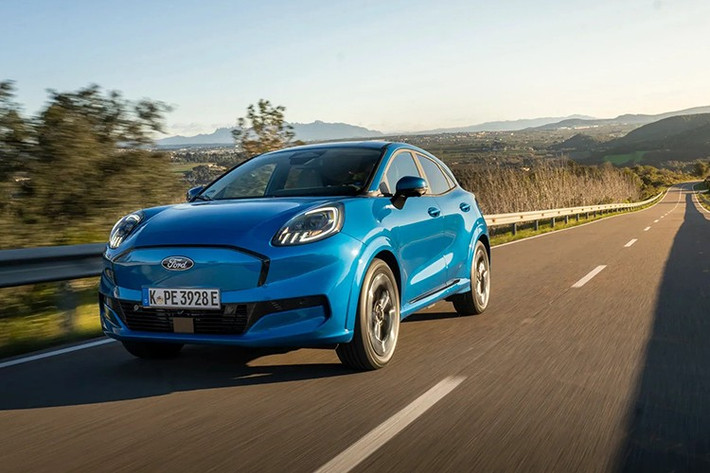 Tại Anh, Ford Puma Gen-E 2026 đã bắt đầu nhận đơn đặt hàng với giá khởi điểm từ 26.245 bảng Anh (tương đương khoảng 34.500 USD), không thay đổi so với thế hệ trước. Tuy nhiên, khách hàng sẽ được hưởng thêm các chính sách ưu đãi và hỗ trợ mới từ các chương trình khuyến khích xe điện tại địa phương.