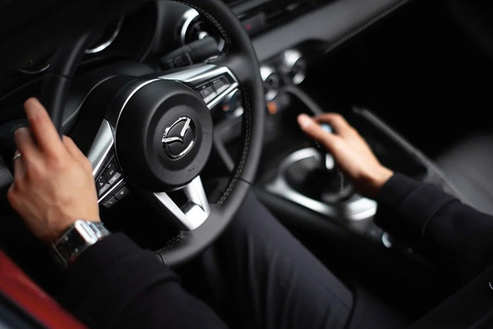 Việc Mazda Việt Nam nhắc đến MX-5 ở thời điểm này là hoàn toàn hợp lý, bởi thị trường xe thể thao trong nước đang có dấu hiệu khởi sắc trở lại. Ở phân khúc phổ thông, người dùng dành nhiều sự quan tâm cho Subaru BR-Z hay những lựa chọn mang hơi hướng thể thao như Kia K3 GT, Hyundai Elantra Sport và Honda Civic RS, hoặc các mẫu xe đã qua sử dụng như Toyota GR 86, Subaru WRX,….