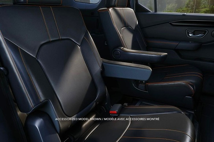 Honda cũng chú trọng đến sự yên tĩnh trong cabin. Hãng đã trang bị kính bán tôi, bổ sung vật liệu cách âm cho cửa và nắp ca-pô, giúp giảm từ 2–3 dB ở các dải tần quan trọng – đặc biệt hữu ích khi di chuyển trên cao tốc.