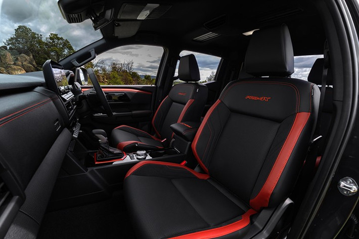 Nissan Navara 2026 mới sử dụng khung gầm rời ladder-frame của Triton và là mẫu đầu tiên trong dòng Navara có trang bị trợ lực lái điện. Hệ thống treo được phát triển riêng tại Úc bởi Premcar.