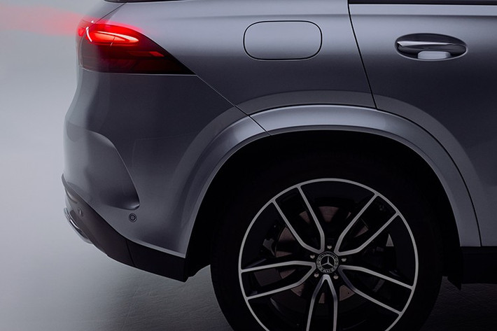 Mercedes-Benz GLE 400 e 4MATIC sở hữu lưới tản nhiệt mới với họa tiết ngôi sao ba cánh, cụm đèn MULTIBEAM LED và bộ mâm AMG 20-inch thiết kế nan 5 chấu kép, được phủ bóng màu xám Tremolite.