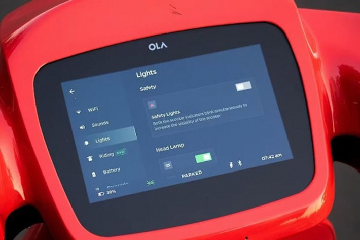 S1 Pro Sport sở hữu ngoại hình thể thao với kính chắn gió lớn, ốp sợi carbon, cánh gió và cụm cảm biến, camera trước vừa phục vụ ADAS, vừa có khả năng ghi hình hoặc phát trực tiếp hành trình.