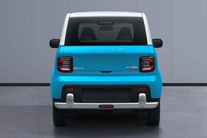 Cổng sạc được đặt ngay chính giữa, tại vị trí logo thương hiệu. Livan Smurf được trang bị bộ mâm 14 inch, đi kèm lựa chọn ngoại thất đơn sắc hoặc phối hai tông màu trẻ trung.