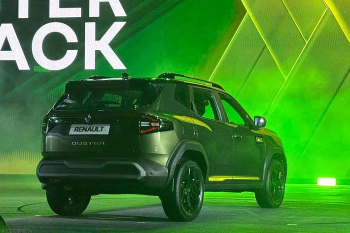 Lưới tản nhiệt hình thang được bao quanh bởi đèn pha LED toàn phần tạo nên điểm nhấn cho phần đầu xe, trong khi đèn LED được nối liền bởi một dải đèn ngang. Renault khẳng định Duster được thiết kế dành cho những chuyến phiêu lưu, với các tính năng bảo vệ thân xe phía dưới, tấm chắn gầm trước và sau, vòm bánh xe nổi bật, cản trước và sau chắc chắn, cùng với giá nóc.