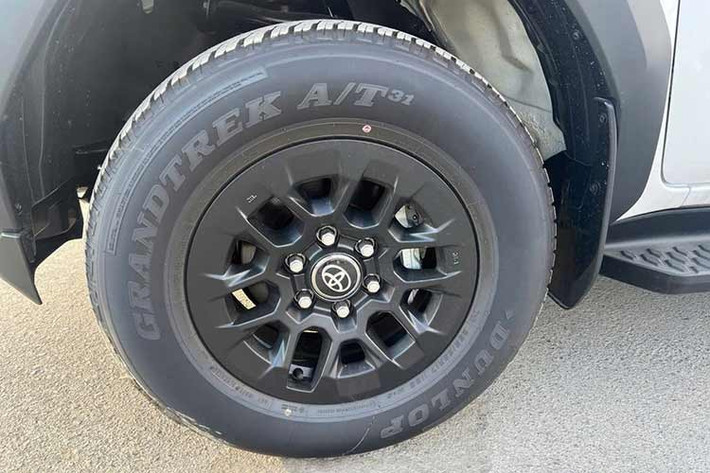 Ngoài ra, xe còn có thêm bậc lên xuống phía sau, cải thiện khả năng tiếp cận thùng xe, cùng tính năng hỗ trợ đóng/mở cửa thùng bằng điện ở các bản cao cấp. Mâm xe 18 inch xuất hiện trên các bản 4TREX và Prerunner Overland, trong khi các biến thể thấp hơn sử dụng mâm 17 inch.