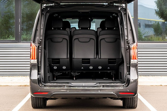 Mẫu MPV hạng sang Mercedes-Benz V 300 V-Class 2025 được hãng xe sang Đức trang bị động cơ xăng 2.0L tăng áp, cho công suất 231 mã lực, hộp số tự động 9 cấp và dẫn động cầu sau.