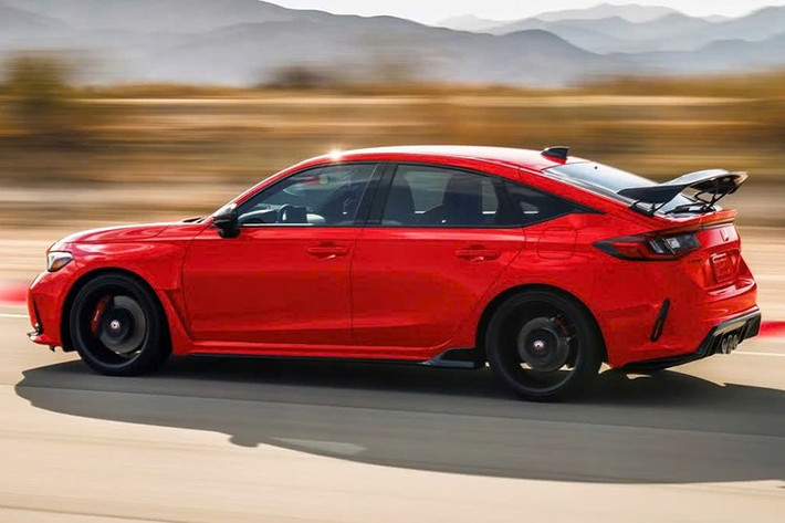 Tại thị trường Việt Nam, sau ba năm ra mắt, mẫu xe thể thao Honda Civic Type R đã chính thức khép lại chặng đường phân phối chính hãng. Dù Honda Việt Nam không nêu rõ nguyên nhân dừng bán, giới quan sát cho rằng quyết định này nằm trong xu hướng chung của hãng.