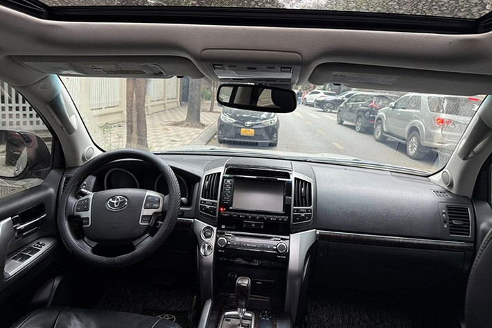 Khoang nội thất của xe mang tông màu đen, bọc da chủ đạo và đã xuất hiện một số dấu hiệu hao mòn nhẹ sau quãng đường 150.000 km. Bề mặt da ghế không còn căng như xe mới và có hiện tượng bóng nhẹ, trong khi các chi tiết ốp gỗ vẫn giữ được cảm quan khá tốt.