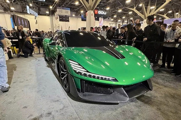 "Trái tim" của Dreame Nebula 1 là hệ truyền động điện với 4 mô-tơ có tổng công suất lên tới 1.876 mã lực. Theo một số nguồn tin, xe chỉ mất 1,8 giây để tăng tốc từ 0-100 km/h, đưa Nebula Next 01 lên cùng đẳng cấp hiệu năng với những “dị nhân” Trung Quốc khác như Yangwang U9 hay Xiaomi SU7 Ultra, chưa kể các siêu xe đến từ những thương hiệu châu Âu lâu đời.