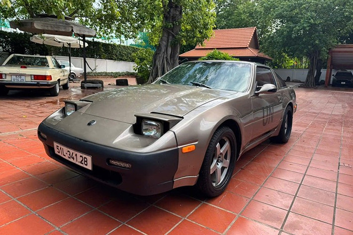 Những chiếc Nissan 300ZX này có số lượng không quá 1 bàn tay ở Việt Nam, và chiếc về garage của ông Đặng Lê Nguyên Vũ sở hữu màu nâu cà phê rất đẹp mắt, xe đã được đại tu từ ngoài vào trong, nhìn rất hiếu chiến, là thành viên khá thú vị.