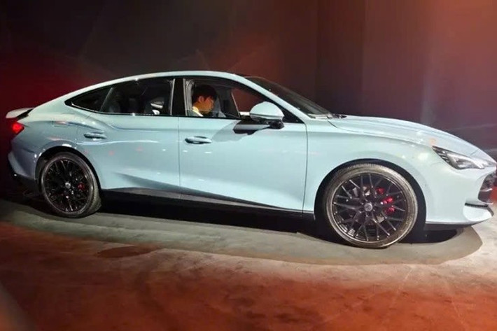 Phía sau xe gây ấn tượng với cụm ống xả kép, đi kèm bốn đầu xả cỡ lớn và có van điều khiển thủ công. Cánh gió sau chỉnh điện 3 cấp được tích hợp liền mạch vào nắp cốp dạng hatchback.