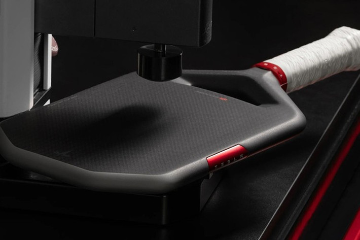 Sự kết hợp giữa Tesla và Selkirk nhằm mục đích mang những tính toán kỹ thuật tối ưu hóa hiệu suất của xe điện, đặc biệt là các yếu tố về hệ số cản và khí động học, để áp dụng vào thiết kế vợt, từ đó tối ưu hóa khả năng đánh và tốc độ vung vợt cho người chơi.