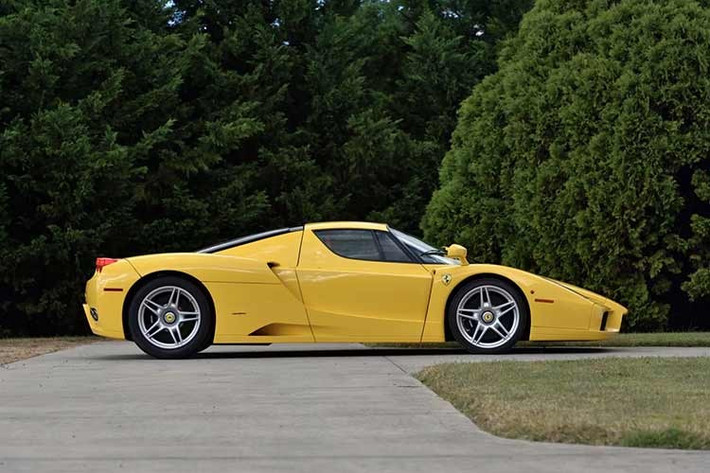 Và chiếc xe Ferrari Enzo siêu hiếm này chắc chắn đã được hưởng trọn vẹn cả hai điều đó. Chủ sở hữu, nhà sưu tập Ferrari Phil Bachman ở Tennessee, đã đặt mua chiếc xe này từ năm 2003, nhưng ông đã yêu cầu Ferrari không giao xe trước khi thực hiện một số sửa đổi nhất định tại nhà máy.