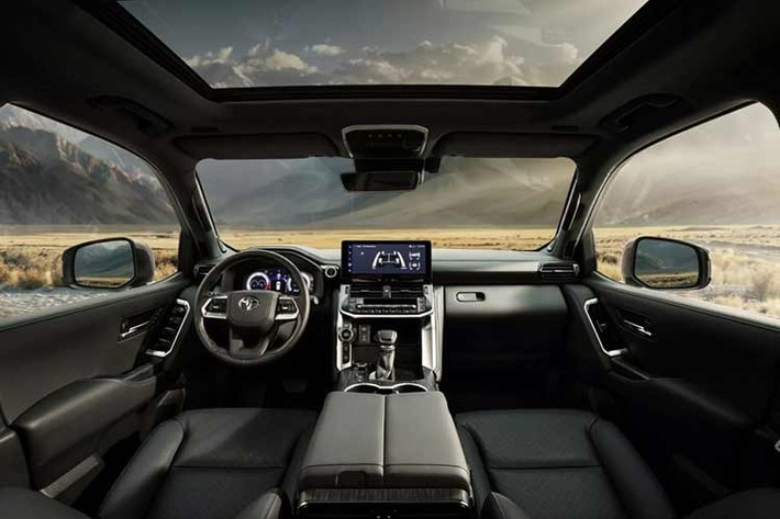 Điểm mới trên mẫu xe SUV Toyota Land Cruiser 300 Hybrid 2026 mới đáng chú ý là vô lăng trợ lực điện, giúp cải thiện cảm giác lái trên đường nhựa nhưng vẫn đảm bảo độ chính xác khi off-road.