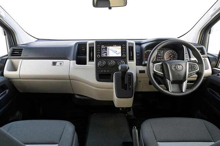 Những tiện nghi vốn chỉ xuất hiện trên các dòng xe du lịch như ghế sưởi trên bản Super GL hay hệ thống quan sát toàn cảnh nay đã trở thành trang bị tiêu chuẩn, giúp nâng tầm trải nghiệm cho cả mục đích kinh doanh lẫn di chuyển gia đình.