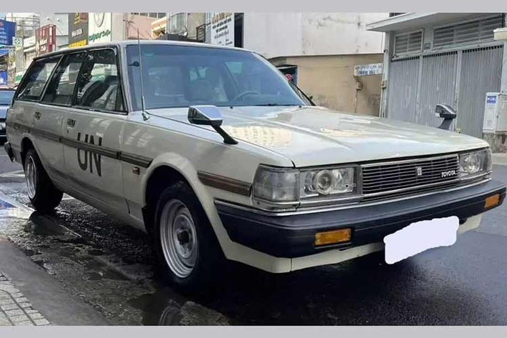 Một chiếc xe Toyota Cressida vừa bị bắt gặp trên đường phố TP.HCM và bạn hỏi vì sao chiếc xe này đặc biệt đến thế, thu hút giới săn xe chụp ảnh trên đường thì nó nằm ở việc mẫu xe này không chỉ thuộc bản Wagon với thiết kế lạ mắt so với sedan truyền thông mà còn nằm ở việc người lái nó, là nhà sưu tập siêu xe hàng đầu châu Á, ông Đặng Lê Nguyên Vũ.