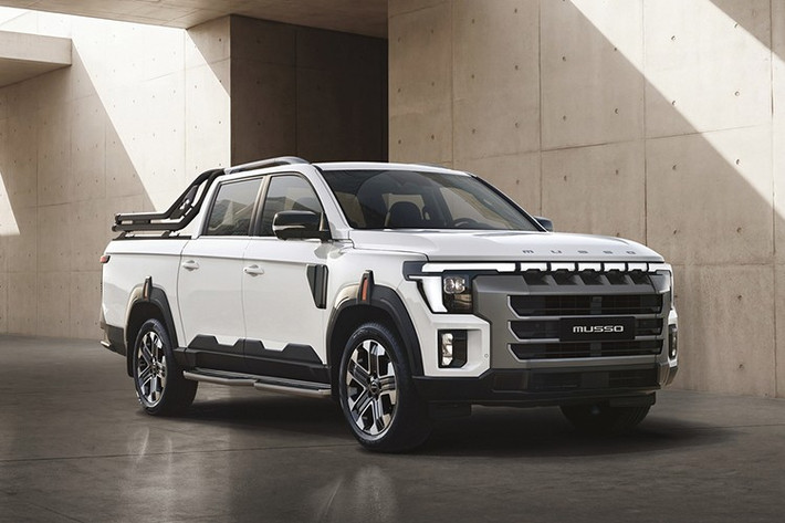 Sau loạt hình ảnh nhá hàng được công bố hồi đầu năm, thương hiệu KG Mobility (KGM) tại Hàn Quốc vừa chính thức hé lộ loạt ảnh đầu tiên và thông tin chi tiết về mẫu bán tải Musso thế hệ mới. Hãng xe Hàn dự định tái định vị “Musso” thành một dòng sản phẩm riêng, bao gồm cả xe điện, hybrid và động cơ đốt trong.