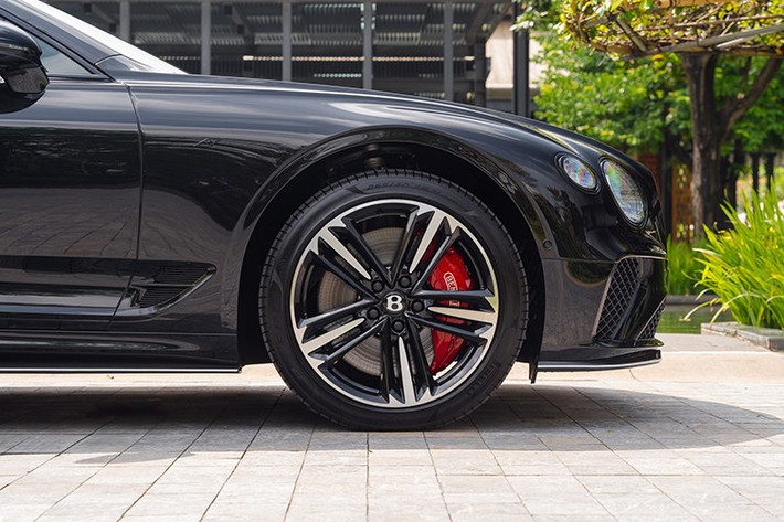 Ngoại thất chiếc xe siêu sang Bentley Continental GTC S V8 Vietnam Skyline Edition được sơn màu đen Onyx, tạo điểm nhấn cho xe là bộ la-zăng có kích thước 21 inch, thiết kế 5 chấu với điểm nhấn sơn 2 màu tương phản là bạc và đen cùng với đó là việc bên trong là cùm phanh sơn đỏ.