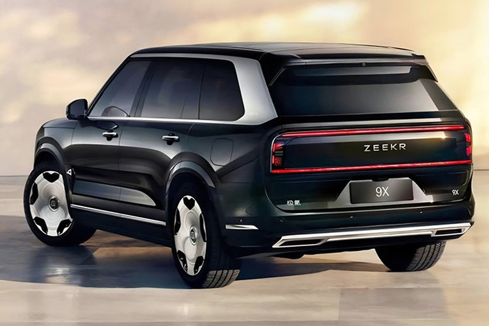 Phần đầu của chiếc SUV hạng sang Zeekr 9X 2025 được hãng xe Trung Quốc thiết kế vuông vức, lưới tản nhiệt cỡ lớn dạng nan dọc và kiểu dáng cột D nghiêng nhẹ tạo cảm giác vững chãi.