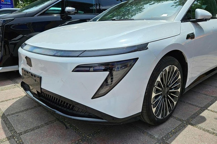 Những chi tiết nổi bật có thể kể đến như dải đèn LED chạy ngang đầu xe, cụm đèn pha LED tạo hình số 7, tay nắm cửa ẩn vào thân xe, cửa sổ trời kích thước lớn. Mâm xe kích thước 19inch. Phía sau, cụm đèn hậu LED thiết kế mỏng và nối liền hai bên, kết hợp với cản sau sơn tối màu, tạo nên tổng thể trẻ trung và có điểm nhấn.