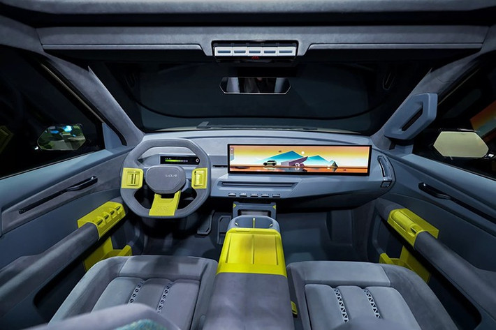 Nội thất Kia EV5 Weekender khác biệt so với bản thương mại, bảng đồng hồ taplo nhỏ, trong khi màn hình trung tâm kéo dài đến ghế phụ. Ghế ngồi được thiết kế theo phong cách việt dã với nhiều chi tiết cắt xẻ thông gió.