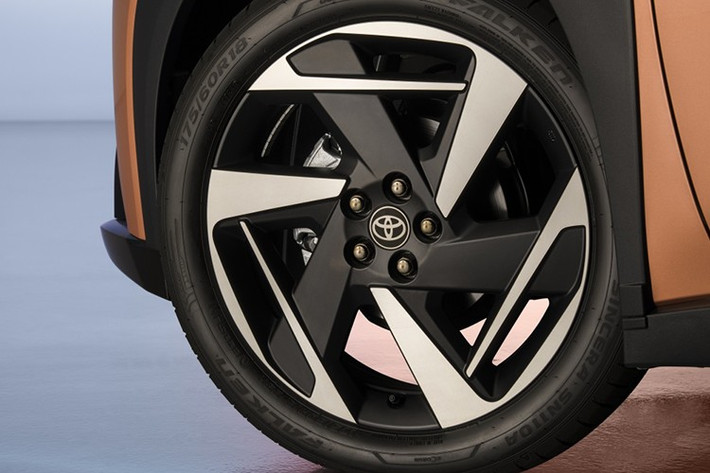 Cao cấp hơn Toyota Aygo X Icon 2026 là phiên bản Design, có giá khởi điểm từ 23.695 bảng Anh (31.140 USD - hơn 814 triệu đồng). Phiên bản này được trang bị mâm xe hợp kim 18 inch lớn hơn, đèn pha LED, gương chiếu hậu tự động gập điện có chức năng sưởi và nút bấm khởi động.