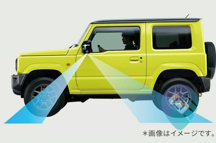 Điểm đáng chú ý nhất là việc Jimny 3 cửa nay được bổ sung hàng loạt công nghệ hỗ trợ lái, trước đây chỉ có trên bản 5 cửa. Bao gồm hệ thống phanh khẩn cấp tự động Dual Sensor Brake Support II.